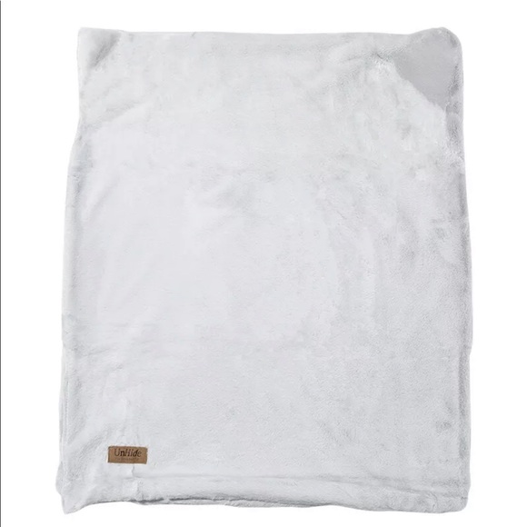 UnHide Lil' Marshmallow Silver Faux Fur Blanket - Picture 4 of 11